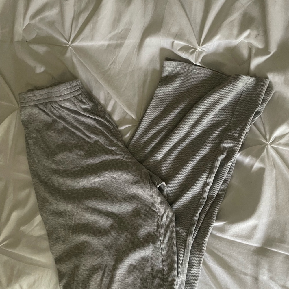 ARITZIA Gray Ribbed Lounge Pants